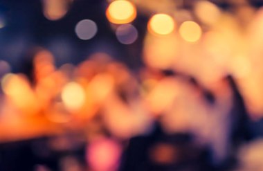 Arka plan kullanımı için Bokeh ile birlikte gece vakti bulanık restoran ya da kafe görüntüsü. (Klasik ton))