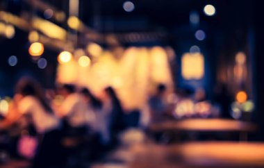 Arka plan kullanımı için Bokeh ile birlikte gece vakti bulanık restoran ya da kafe görüntüsü. (Klasik ton))