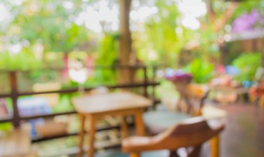 Açık hava restoranının ya da arka plan kullanımı için yeşil ağaç bokeh ile gündüz vakti kahve dükkanının görüntüsü .