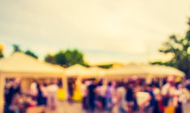 Gündüz festivalinde arka plan kullanımı için yiyecek tezgahının soyut bulanık görüntüsü. (Klasik ton))