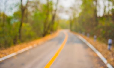 Arkaplan kullanımı için gündüz saatinde soyut bulanık yol resmi .