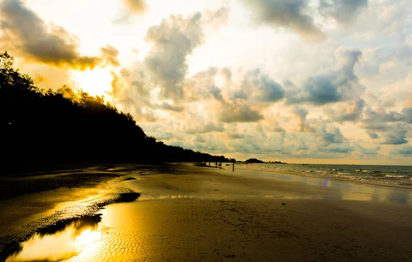 Obrázek Lidí Procházejících Pláži Čas Východu Slunce — Stock fotografie