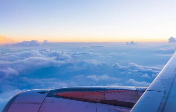 Akşam Vakti Gökyüzünü Görmek Için Uçak Penceresinden Bak — Stok fotoğraf