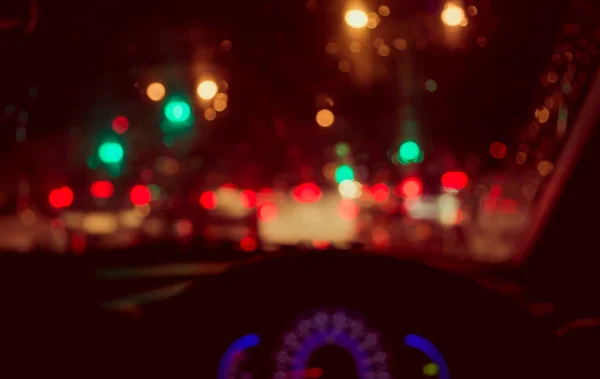 Vintage Tono Borroso Imagen Gente Conduciendo Coche Noche Durante Lluvia — Foto de Stock