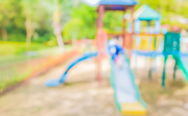 背景利用のための公園の子供の遊び場の要約とぼかしイメージ — ストック写真