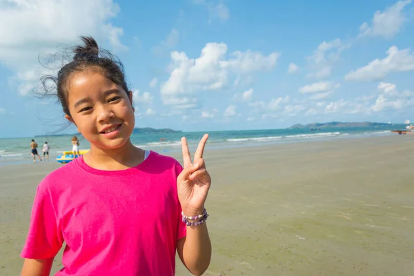 Asiática Adolescente Chica Haciendo Paz Mano Signo Playa — Foto de Stock