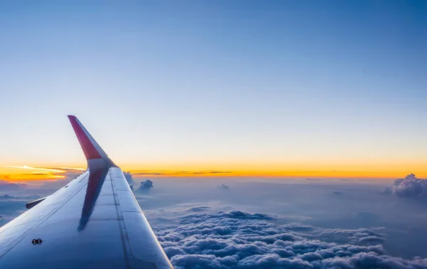 Akşam Vakti Gökyüzünü Görmek Için Uçak Penceresinden Bakın Klasik Ton — Stok fotoğraf