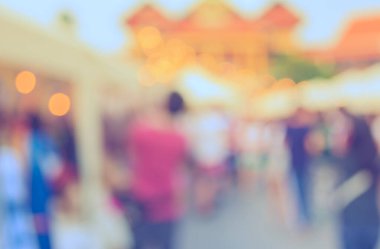Gündüz festivalinde arka plan kullanımı için insanların soyut bulanık görüntüsü. (Klasik ton))