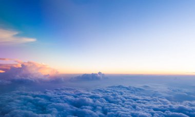 Akşam vakti gökyüzünü görmek için uçak penceresinden bak.