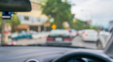 Arkaplan kullanımı için gün içinde Bokeh ile içerideki arabaların bulanık görüntüsü .