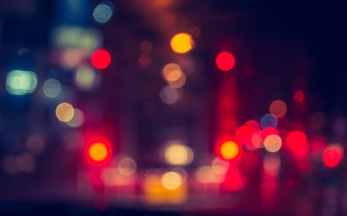 Arka plan kullanımı için yağmur yağarken gece vakti araba kullanan insanların klasik ton bulanıklığı görüntüsü. (içeriden fotoğraf çek)