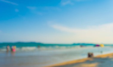 Arka plan kullanımı için sahilde yürüyen bulanık insanların soyut görüntüsü .