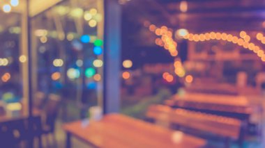Arka plan kullanımı için gece vakti bulanık restoran görüntüsü. (Klasik ton))