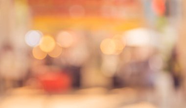 Gündüz pazarında yürüyen insanların bulanık görüntüsü, Bokeh 'le arka planı bulanık. (Klasik ton))