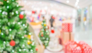 Noel zamanı alışveriş merkezinin ve insanların soyut bulanık görüntüsü.