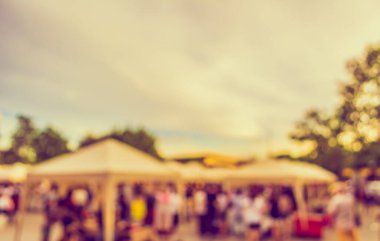 Gündüz festivalinde arka plan kullanımı için yiyecek tezgahının soyut bulanık görüntüsü. (Klasik ton))