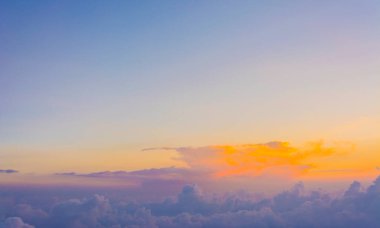 Akşam vakti gökyüzünü görmek için uçak penceresinden bak.