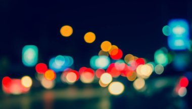 Arka plan kullanımı için gece vakti renkli ışıkları olan bulanık sokak Bokeh 'inin klasik ton görüntüsü .