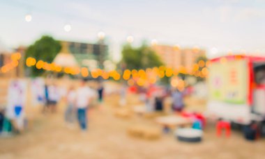 Arka plan kullanımı için gündüz festivalinin soyut bulanık görüntüsü. (Klasik ton))