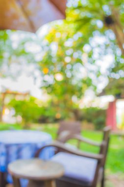 Soyut bulanık açık hava kahve kulübesi görüntüsü gündüz vakti, arka plan kullanımı için bahçede .