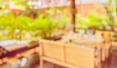 Açık hava restoranının görüntüsü ya da arka plan kullanımı için yeşil ağaç bokeh ile gündüz vakti kahve dükkanı. (Klasik ton))