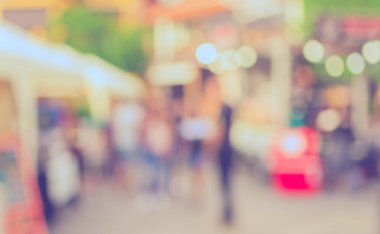 Gündüz festivalinde arka plan kullanımı için yiyecek tezgahının soyut bulanık görüntüsü. (Klasik ton))