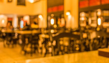 Arka plan kullanımı için gece vakti bulanık restoran görüntüsü. (Klasik ton))