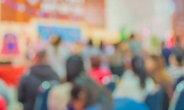 Arka plan kullanımı için çocukların gösterisini sahnede görmek isteyen bulanık insanların görüntüsü .