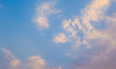 Akşam vakti arkaplan kullanımı için mavi gökyüzü ve beyaz bulutların görüntüsü .