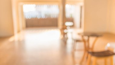 Erkek eli modern bir dokunmatik ekranlı telefon tutuyor ve kafenin arka planı Bokeh imajıyla bulanık.