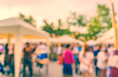 Gündüz festivalinde arka plan kullanımı için yiyecek tezgahının soyut bulanık görüntüsü. (Klasik ton))