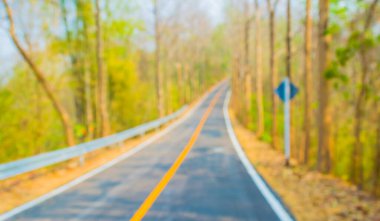 Arkaplan kullanımı için gündüz saatinde soyut bulanık yol resmi .