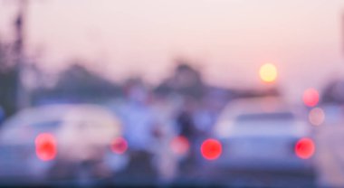 Gündoğumunda arka plan kullanımı için araba kullanan insanların klasik ton bulanıklığı görüntüsü. (içeriden fotoğraf çek)