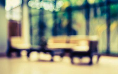 Arka plan kullanımı için oturma odasında oturan insanların bulanık görüntüsü. (Klasik ton))