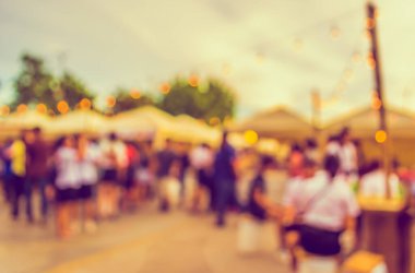 Gündüz festivalinde arka plan kullanımı için yiyecek tezgahının soyut bulanık görüntüsü. (Klasik ton))