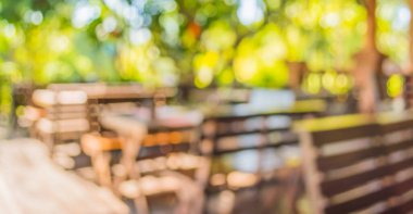 Arkaplan kullanımı için Bokeh ile gündüz saatinde restoranın bulanık görüntüsü .