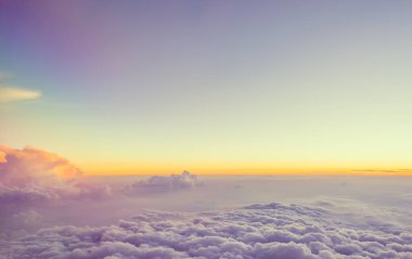 Akşam vakti gökyüzünü görmek için uçak penceresinden bakın. (Klasik ton))
