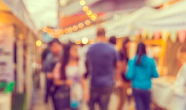 Gündüz festivalinde arka plan kullanımı için yiyecek tezgahının soyut bulanık görüntüsü. (Klasik ton))