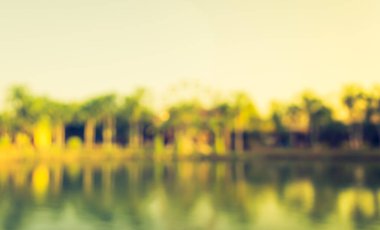 Arka plan kullanımı için göl ve gökyüzünün soyut bulanık görüntüsü. (Klasik ton))