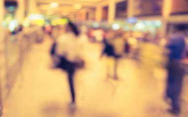 Arka plan kullanımı için havaalanındaki insanların bulanık görüntüsü. (Klasik ton))