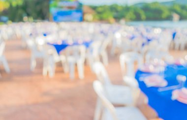 Arkaplan kullanımı için bir açık hava partisi için hazırlanan tablolar ve dekorasyonun bulanık görüntüsü.