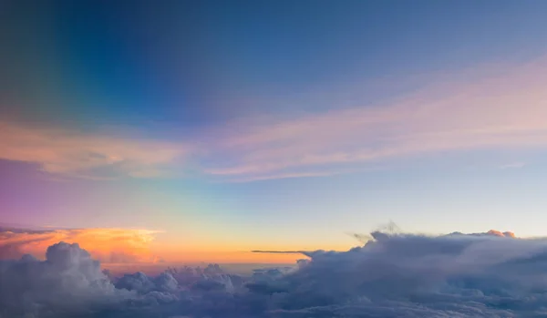 Blick Aus Dem Flugzeugfenster Auf Den Himmel Abend Zur Hintergrundbeleuchtung — Stockfoto