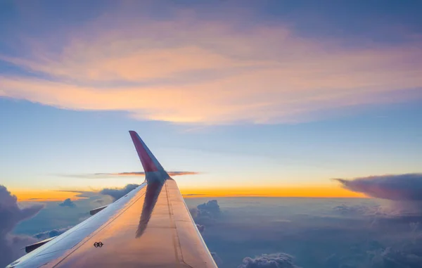 Akşam Vakti Gökyüzünü Görmek Için Uçak Penceresinden Bak — Stok fotoğraf