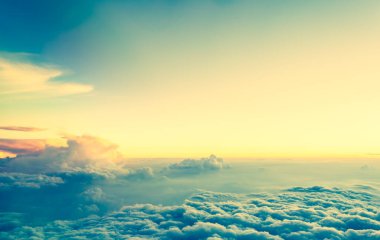 Akşam vakti gökyüzünü görmek için uçak penceresinden bakın. (Klasik ton))