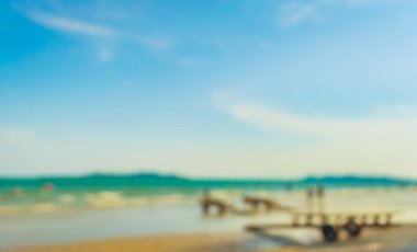 Arka plan kullanımı için sahilde yürüyen bulanık insanların soyut görüntüsü .