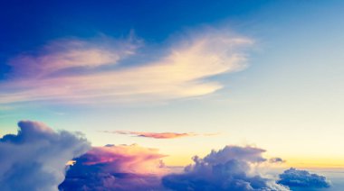 Akşam vakti gökyüzünü görmek için uçak penceresinden bakın. (Klasik ton))