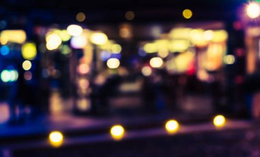 Arka plan kullanımı için gece vakti bulanık restoran görüntüsü. (Klasik ton))