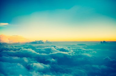 Akşam vakti gökyüzünü görmek için uçak penceresinden bakın. (Klasik ton))