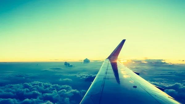 Akşam Vakti Gökyüzünü Görmek Için Uçak Penceresinden Bakın Klasik Ton — Stok fotoğraf