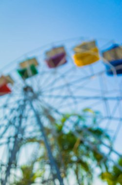 Arkaplan kullanımı için gündüz saatinde tema parkının soyut bulanık görüntüsü .